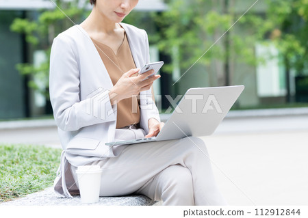 操作智能手機的女商人 112912844