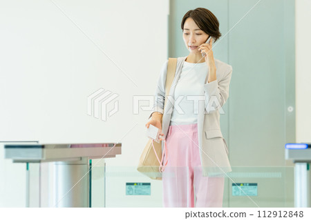 女商人通勤智慧型手機 112912848