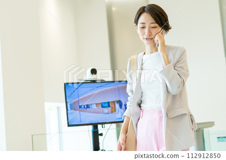 打電話的女商人在辦公室 112912850