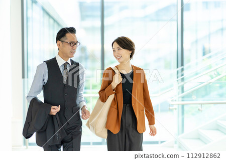 Business people talking in the office lobby 112912862