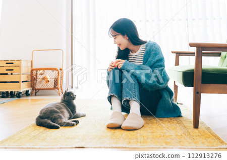 A woman living with a cat A woman living with a cat 112913276