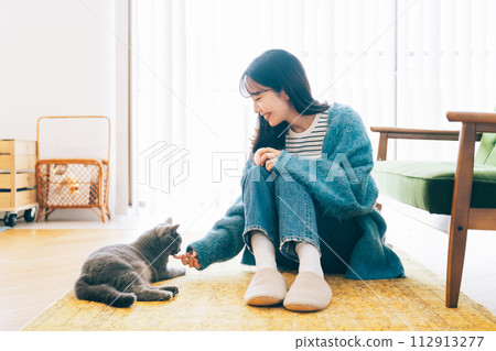 一個女人和一隻貓住在一起 112913277