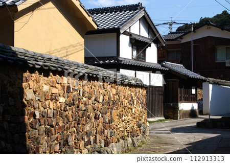 佐賀縣有田町古色古香的陶器之鄉的散步路線 有通梅柵欄的後街 112913313