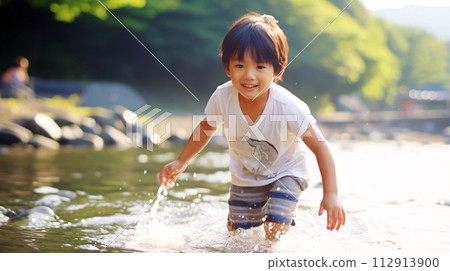孩子們在河裡玩耍，日本男孩在鄉村河裡玩耍 112913900