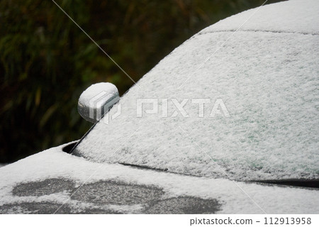 snow accumulating on the windshield 112913958