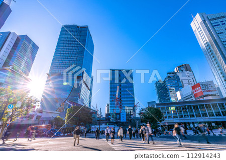 Tokyo cityscape in Japan: Shibuya in the early morning. There are many people who are active from early on... Escape from Corona... Light of hope, to tomorrow = 16th 112914243