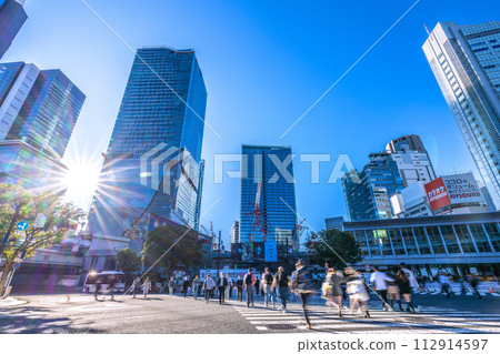 日本東京的城市景觀充滿希望的早晨...許多人從清晨就開始活躍...上班，回家...明天後電暈的光明 = 16 日，澀谷 112914597