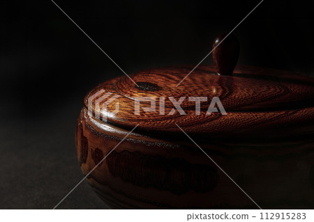 黑色背景上的糖果碗 112915283