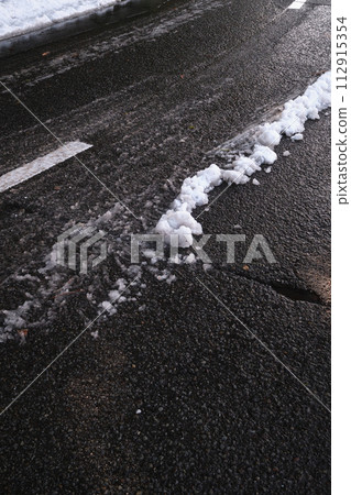 積雪的道路濕滑 112915354