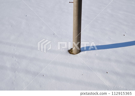 電線桿周圍積雪 電線桿周圍積雪 112915365