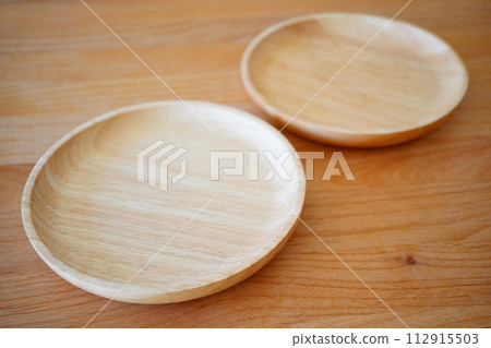 Two wooden plates with a diameter of 12 cm. 112915503