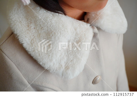 白色冬衣的領子。小學四年級女生戴的。 白色冬衣的領子。小學四年級女生戴的。 112915737