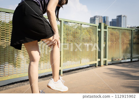 Middle aged woman suffering from knee ache,patella friction against the thigh bone,painful in the kneecap,Patellofemoral pain syndrome,problems of knee joint pain,feel discomfort,difficulty walking 112915902