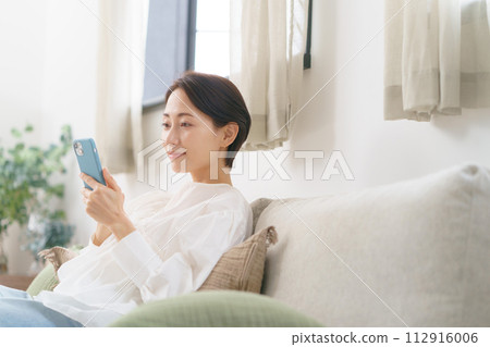 Middle women watching smaho Middle women watching smaho 112916006