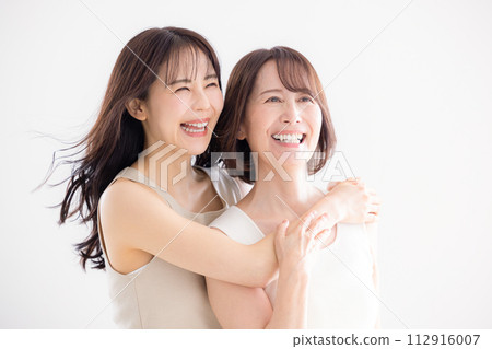 母親和女兒的美麗肖像 母親和女兒的美麗肖像 112916007