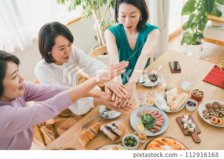 female, females, woman 112916168