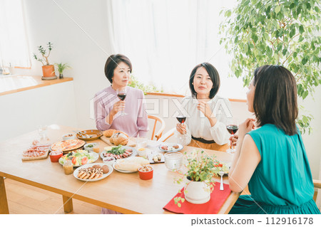 female, females, woman 112916178