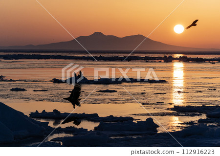 國後島的日出和流冰 112916223