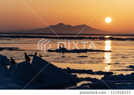 國後島的日出和流冰 國後島的日出和流冰 112916231