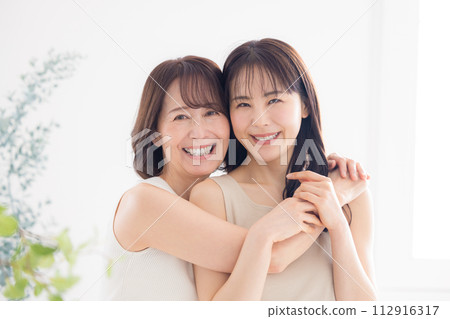 mother and daughter beauty portrait mother and daughter beauty portrait 112916317