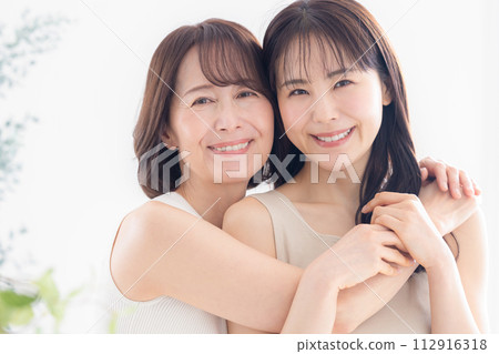 mother and daughter beauty portrait mother and daughter beauty portrait 112916318