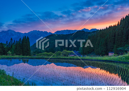 （長野縣）夕陽下的白馬村和青荷村的梯田和北阿爾卑斯山 112916904