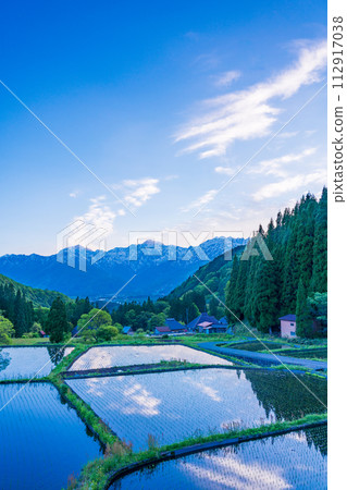 (Nagano Prefecture) Rice terraces and remaining snow in the Northern Alps of Hakuba Village and Aoni Village (Nagano Prefecture) Rice terraces and remaining snow in the Northern Alps of Hakuba Village and Aoni Village 112917038