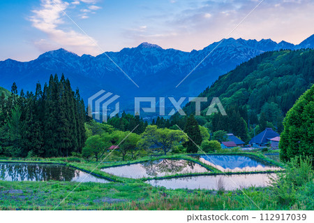 (長野縣)北阿爾卑斯山白馬村和青荷村的梯田和殘雪 (長野縣)北阿爾卑斯山白馬村和青荷村的梯田和殘雪 112917039