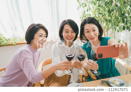 女生 女孩 女性 112917071