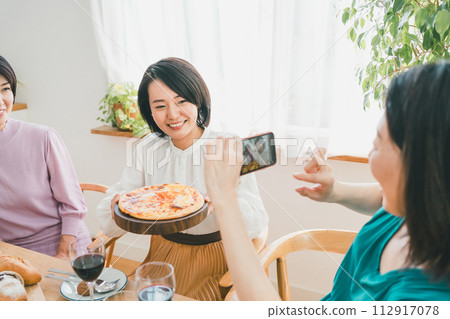 female, females, woman 112917078