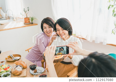 female, females, woman 112917080