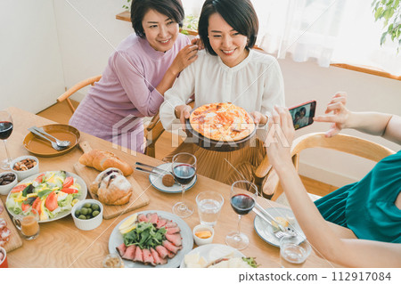 female, females, woman 112917084