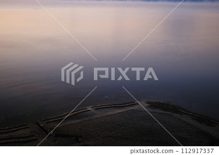 清晨平靜的海面 112917337