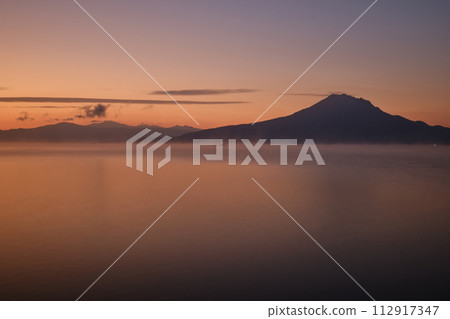 An image of a quiet Kagoshima Bay waiting for sunrise 112917347