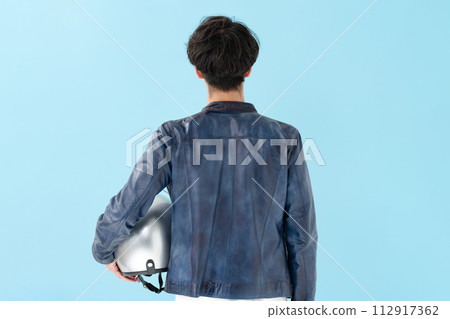 一個戴頭盔的男人 112917362