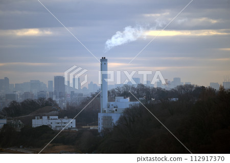 Early morning processing plant and white smoke 112917370