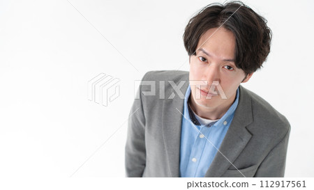 穿著夾克的中年男子 112917561