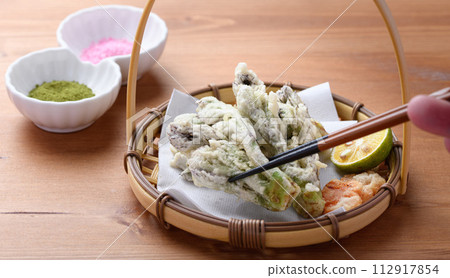 King of wild vegetables: cod sprout tempura 112917854