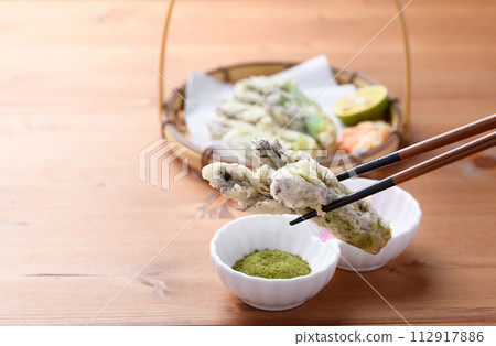 King of wild vegetables: cod sprout tempura 112917886