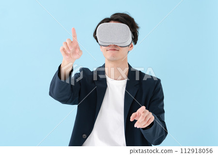Man using VR goggles 112918056