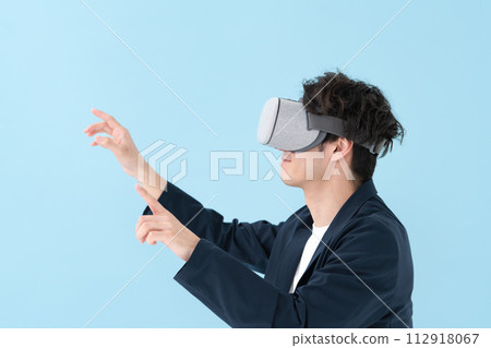 一名男子使用 VR 護目鏡 一名男子使用 VR 護目鏡 112918067