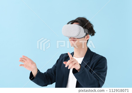 一名男子使用 VR 護目鏡 112918071
