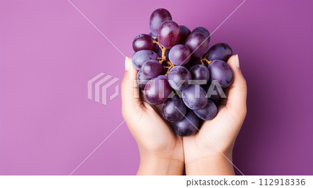grapes in hand 112918336