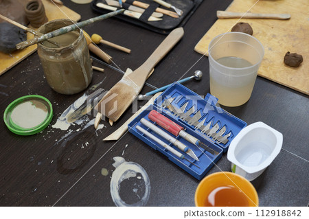 In the sculptor's workshop 112918842