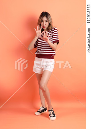 20s Asian woman 20s Asian woman 112918883