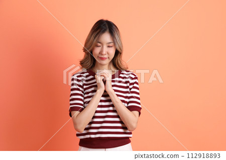 20s Asian woman 20s Asian woman 112918893