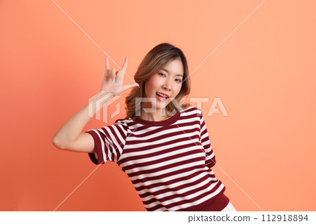 20s Asian woman 112918894