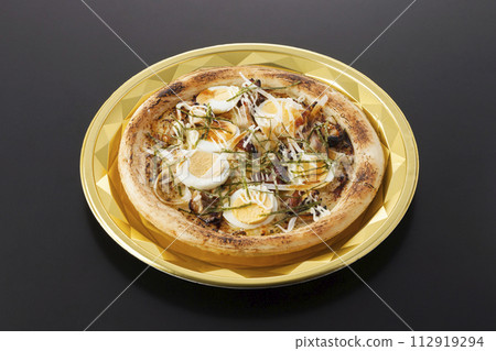 Delicious freshly baked teriyaki chicken and egg pizza on black background 112919294