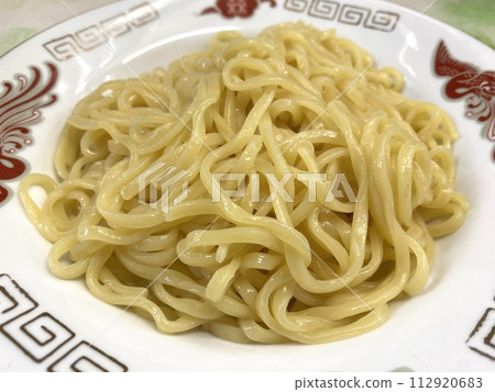 [町中餐/拉麵]光滑的加水面條和醬油湯的沾麵（麵條特寫） 112920683