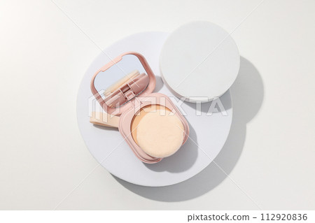 Face powder, light shade on a light background. 112920836